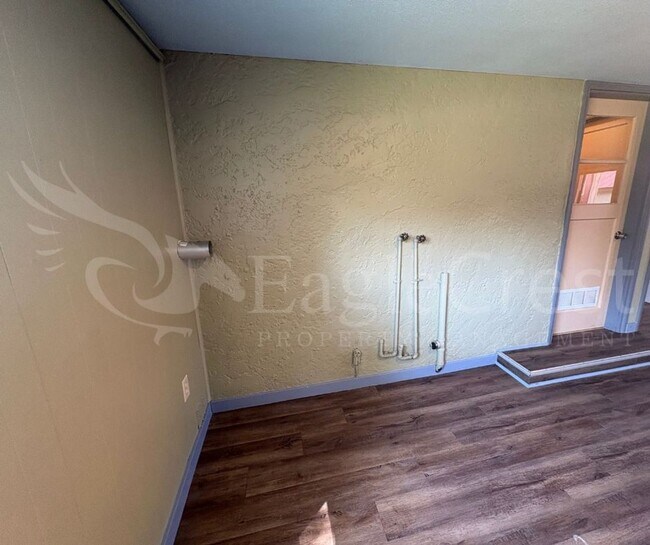Building Photo - Two Bedroom House with Bonus Room Located ...