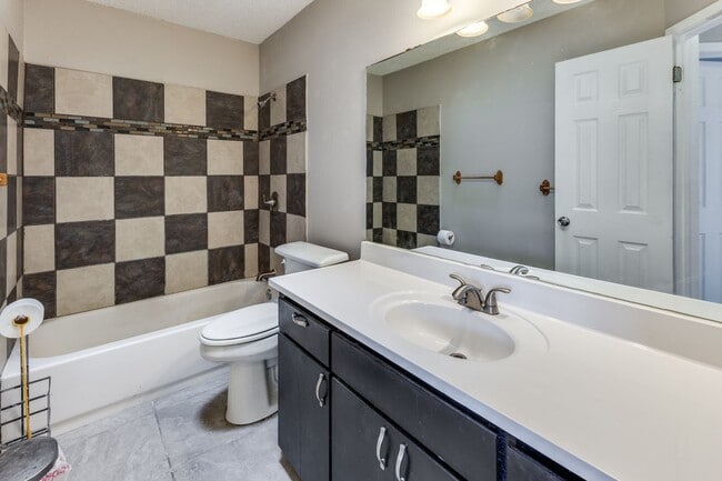 Building Photo - 3 Bedroom 2 Bath Home with Massive Fenced ...