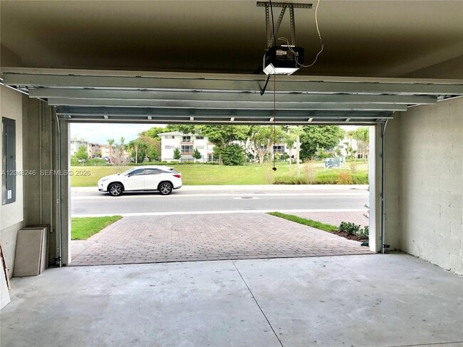 Building Photo - 4984 Greenway Dr