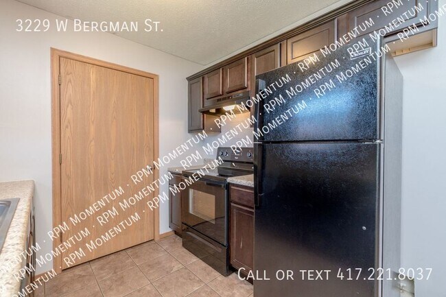 Building Photo - 3229 W Bergman St