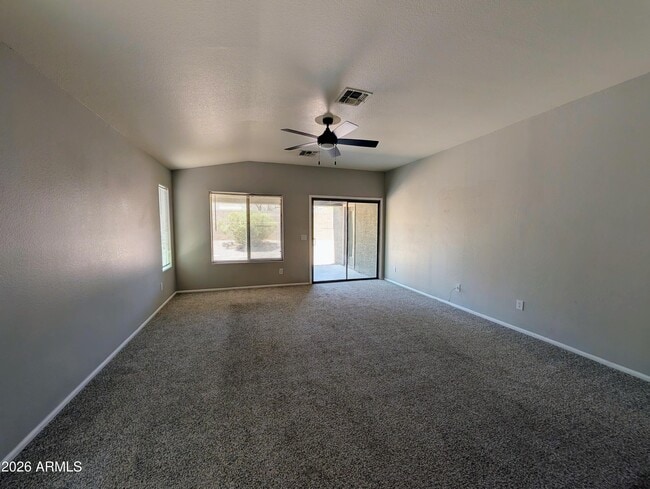 Building Photo - 738 E Saddle Way