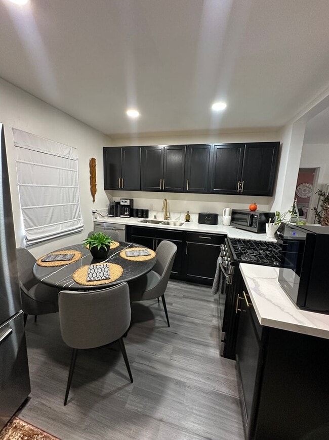 Building Photo - *MOVE IN SPECIAL* $200 off the first full ...