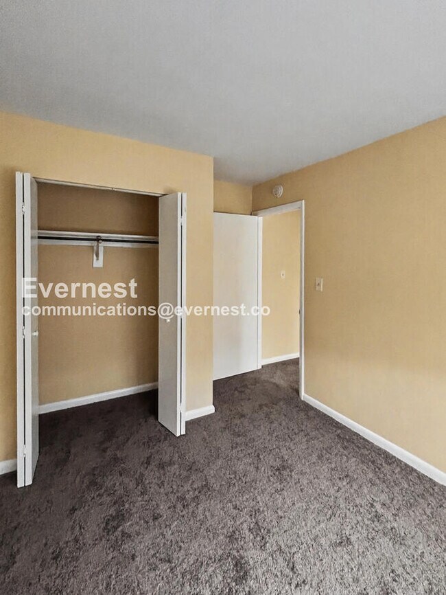 Building Photo - 3 Bed, 1.5 Bath Townhome with Off-Street Parking / Pet-Friendly / Available Now!