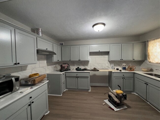 Building Photo - 906 Llano St