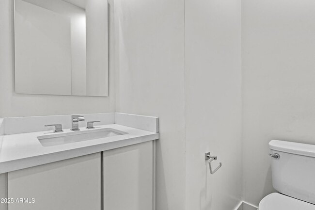 Building Photo - 325 E Coronado Rd