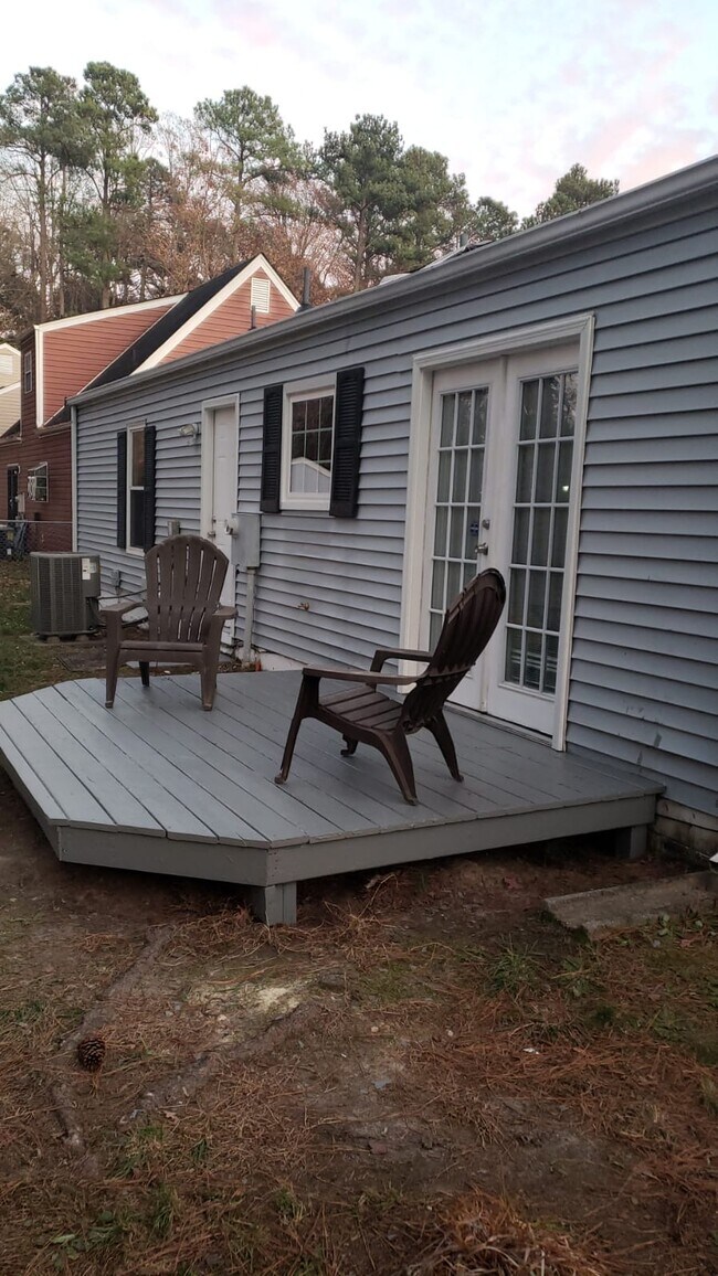 Very nice deck - 5816 Shallow Way