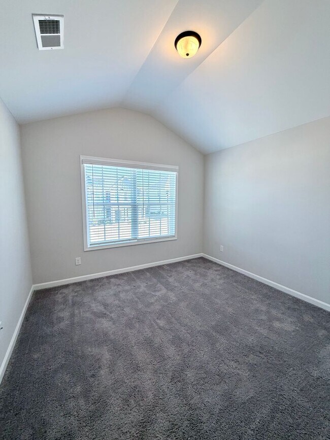 Building Photo - 215 Shoshone Cir