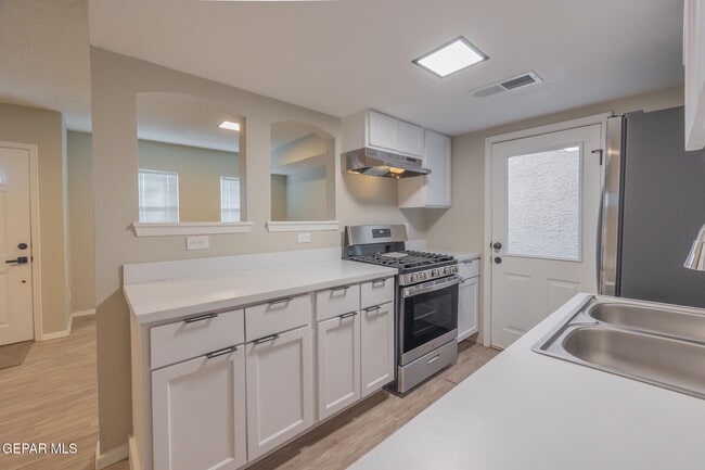 Building Photo - 11031 Oasis Dr