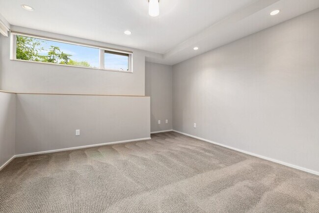 Building Photo - Gorgeous VIEW Townhome w/ 2 Master Suites in Coveted Eastlake