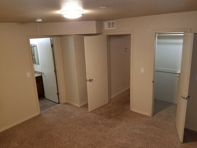 Building Photo - Upgraded West-Flagstaff Condo in the Arbors - 2 Bed, 2 Bath - NO Students & NO Pets! - Avail. NOW!!