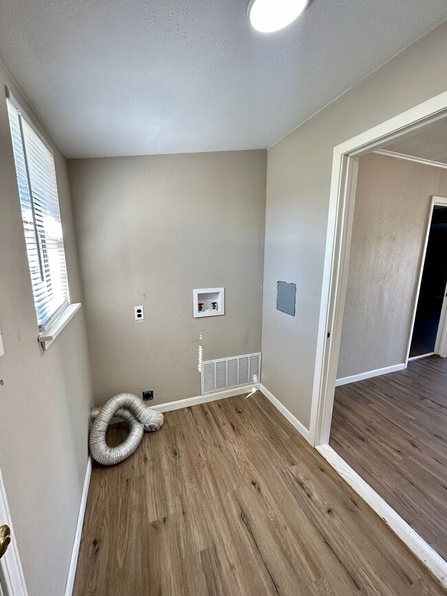 Building Photo - 3 Bedroom Home Near Bradford Elementary!!