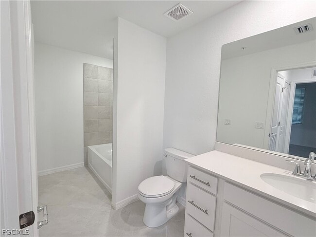 Building Photo - 15285 Grn Acrs Ave