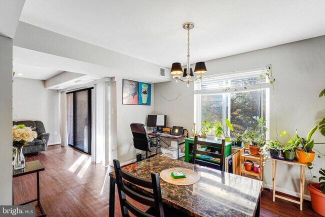 Building Photo - 9743 Kings Crown Ct