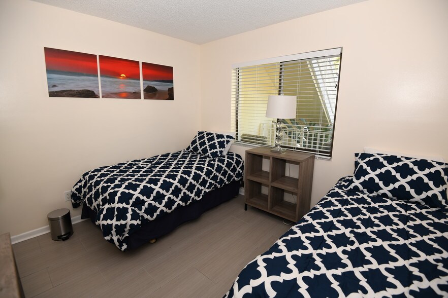 Building Photo - 5579 NE Gulfstream Way