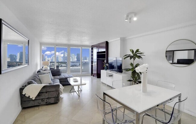 Building Photo - 1717 N Bayshore Dr