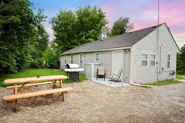 Building Photo - FURNISHED / ALL UTILITIES INCLUDED MONTHLY RENTAL RANCH HOME