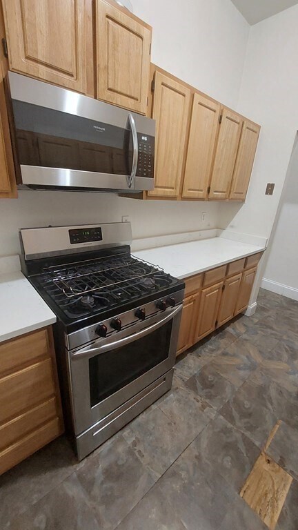 Building Photo - 76 W Cottage St