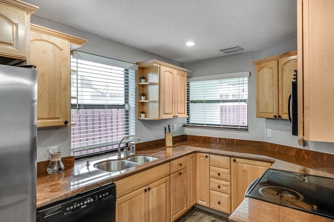 Building Photo - 2530 NE 9th St