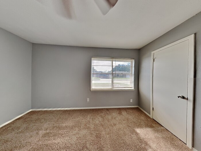 Building Photo - 722 E Brown Ln