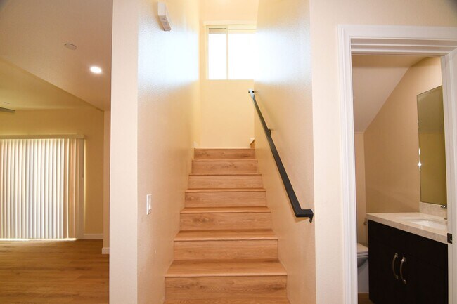 Building Photo - 571 Moss St