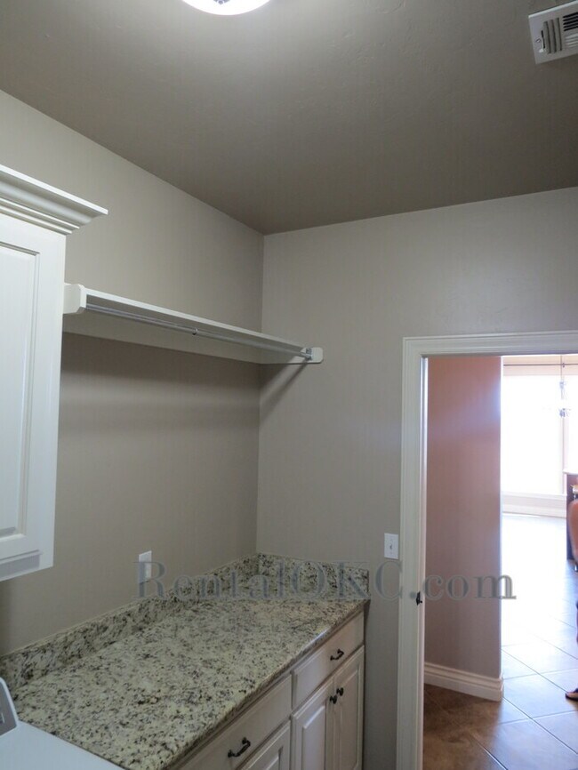 Building Photo - Stunning 3 Bed/2 Bath with office with bea...