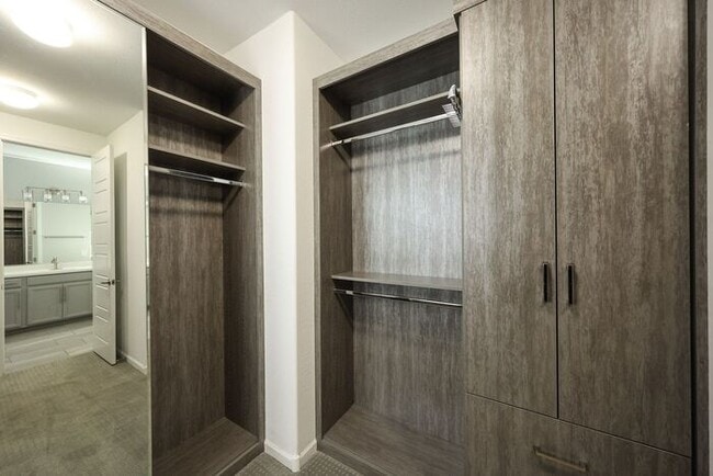 Building Photo - Stunning 5 Bed/5Bath Home in Gated Community – Over 3,100 SqFt of Modern Living -New Carpet throu...