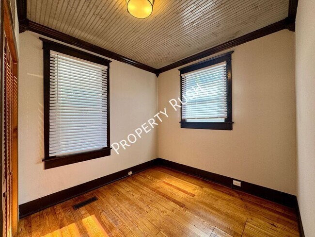 Building Photo - 104 E Kent St