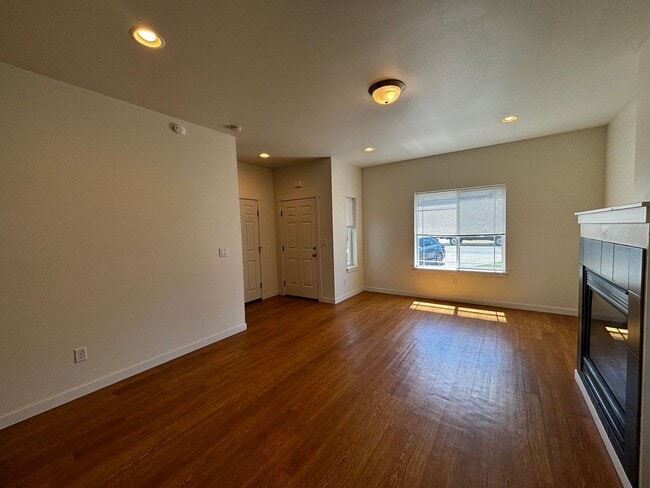 Building Photo - 3 Bed 2.5 Bath Lynden Townhome