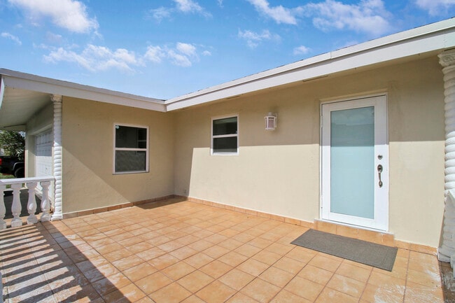 Building Photo - 1231 SW 32nd St