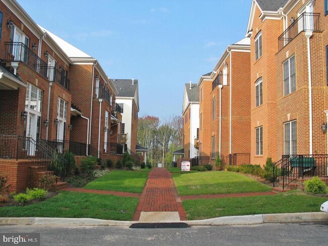 Building Photo - 705 Vestal St