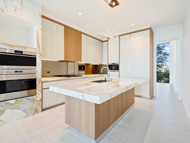 Building Photo - 2811 S Bayshore Dr