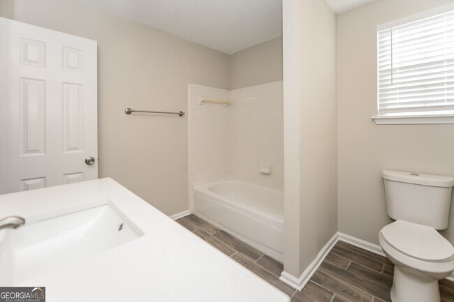 Building Photo - 141 The Esplanade Way SW