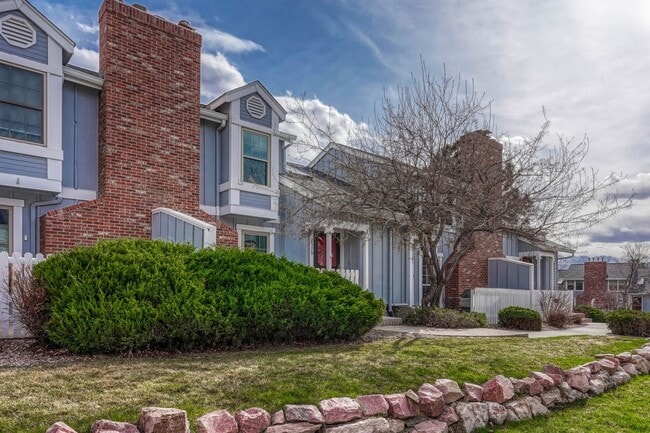 Building Photo - Move-In Ready Townhome with Garage & Great Amenities!