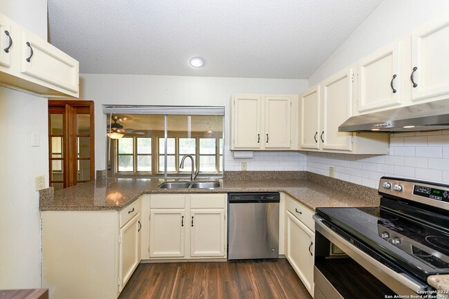 Building Photo - SPACIOUS 4-BEDROOM IN VALLEY FORGE