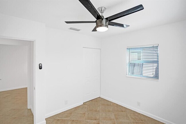 Building Photo - 651 NE 59th Ct