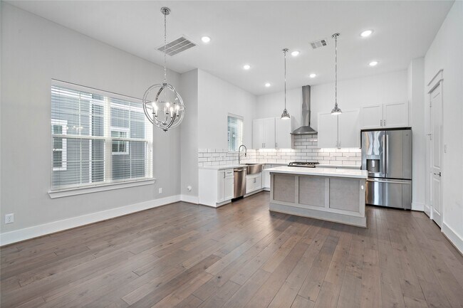 Building Photo - 1161 W 24th St