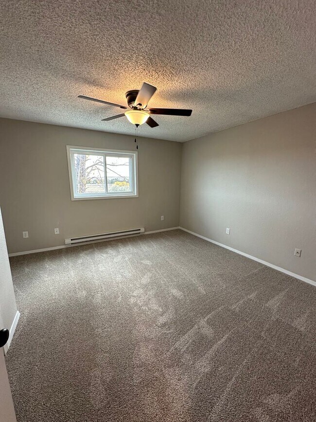 Building Photo - BEAUTIFULLY UPDATED 3 BEDROOM, 2 BATHROOM ...