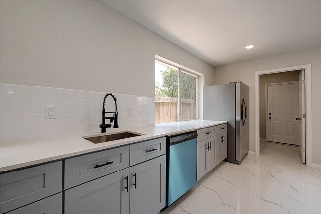 Building Photo - 12055 Fairpoint Dr
