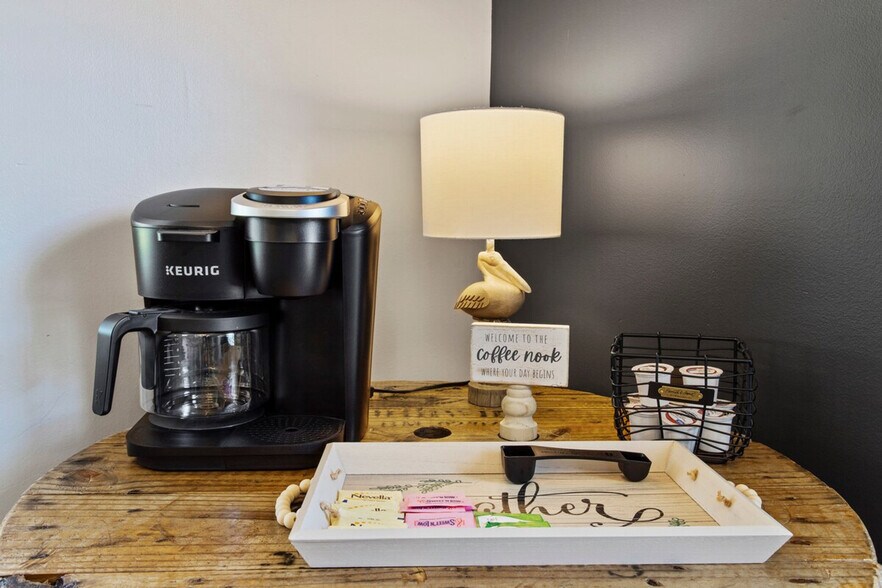 Building Photo - 6733 Mary St