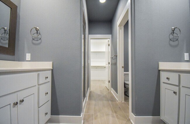 Building Photo - Luxurious 4 Bedroom, 3.5 Bathroom Home In Fayetteville, AR