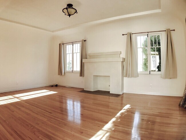 Building Photo - SFM Remodeled Home In Glendale with a Large Backyard.