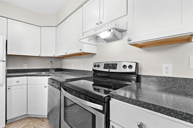 Building Photo - Rent Special if Sign a Lease now or in Feb!! 8 Blocks to the Beach!!