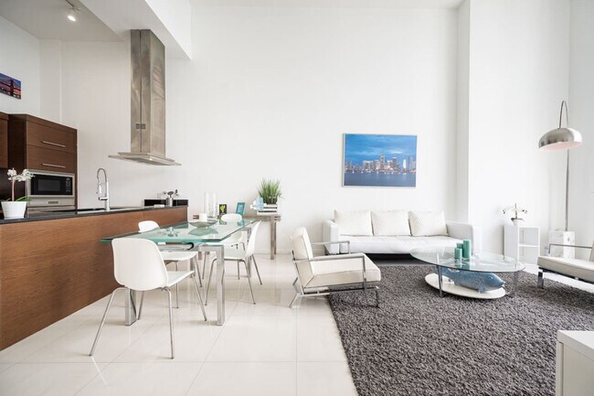 Building Photo - 485 Brickell Ave