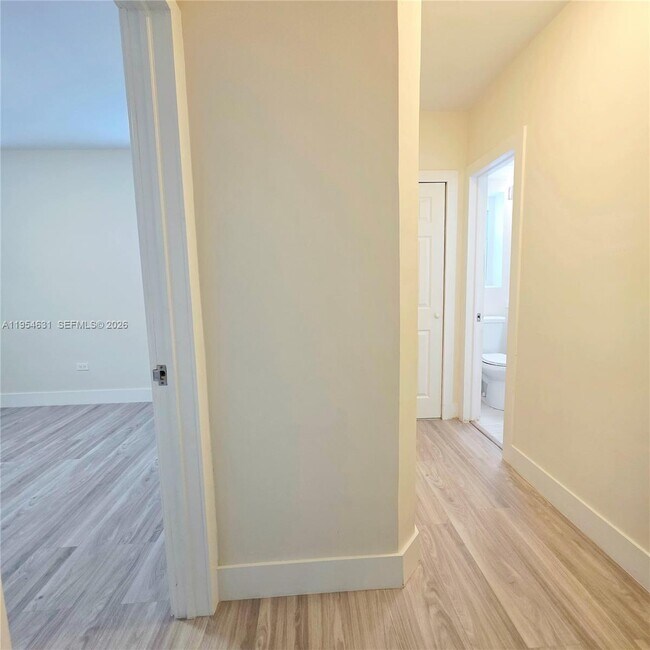 Building Photo - 2140 Biarritz Dr