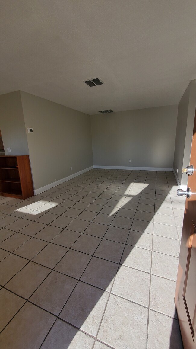 Building Photo - 369 Diamond St