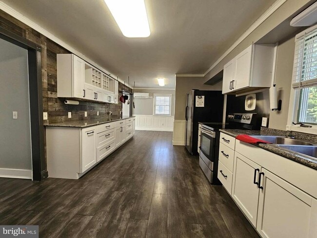 Building Photo - 8681 Mar Lynn Dr