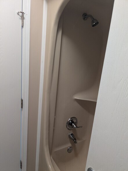 Bath Tub - 5350 Camelot Dr