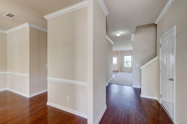 Building Photo - 654 Pemberton Dr