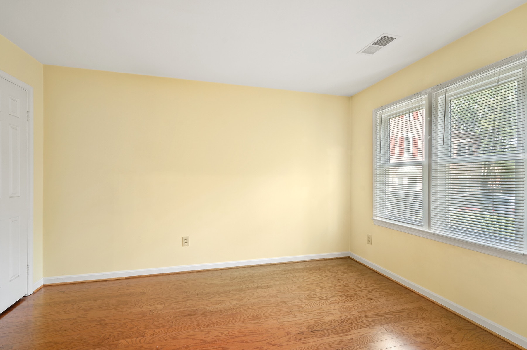 1st floor bedroom w/closet at left - 1140 N Taylor St