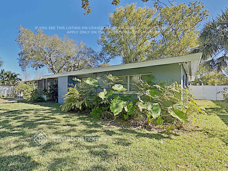 Building Photo - 12160 Croft Dr N